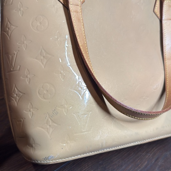 Authentic Louis Vuitton Houston tote in Monogram gold vernis leather - Picture 13 of 17